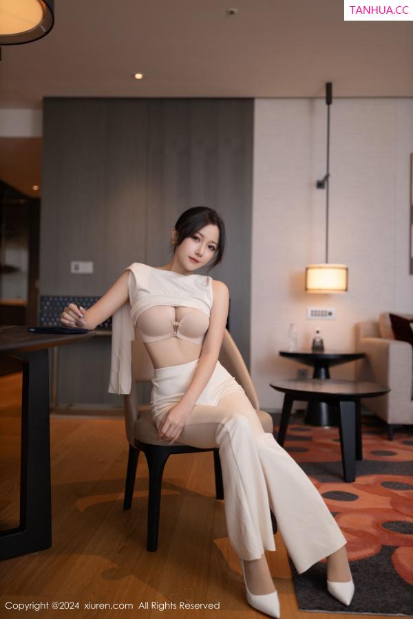 鱼子酱fish  [XiuRen]高清写真图 2024.11.15 No.9457 鱼子酱Fish 丝袜美腿第15张图片